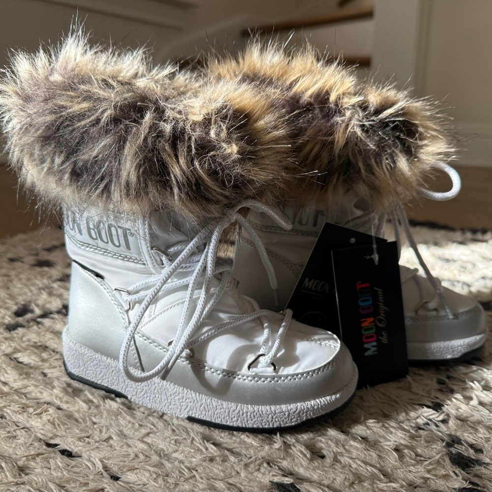 Moon Boot White/Silver and Fur Girl Winter Boots (Monaco Low)